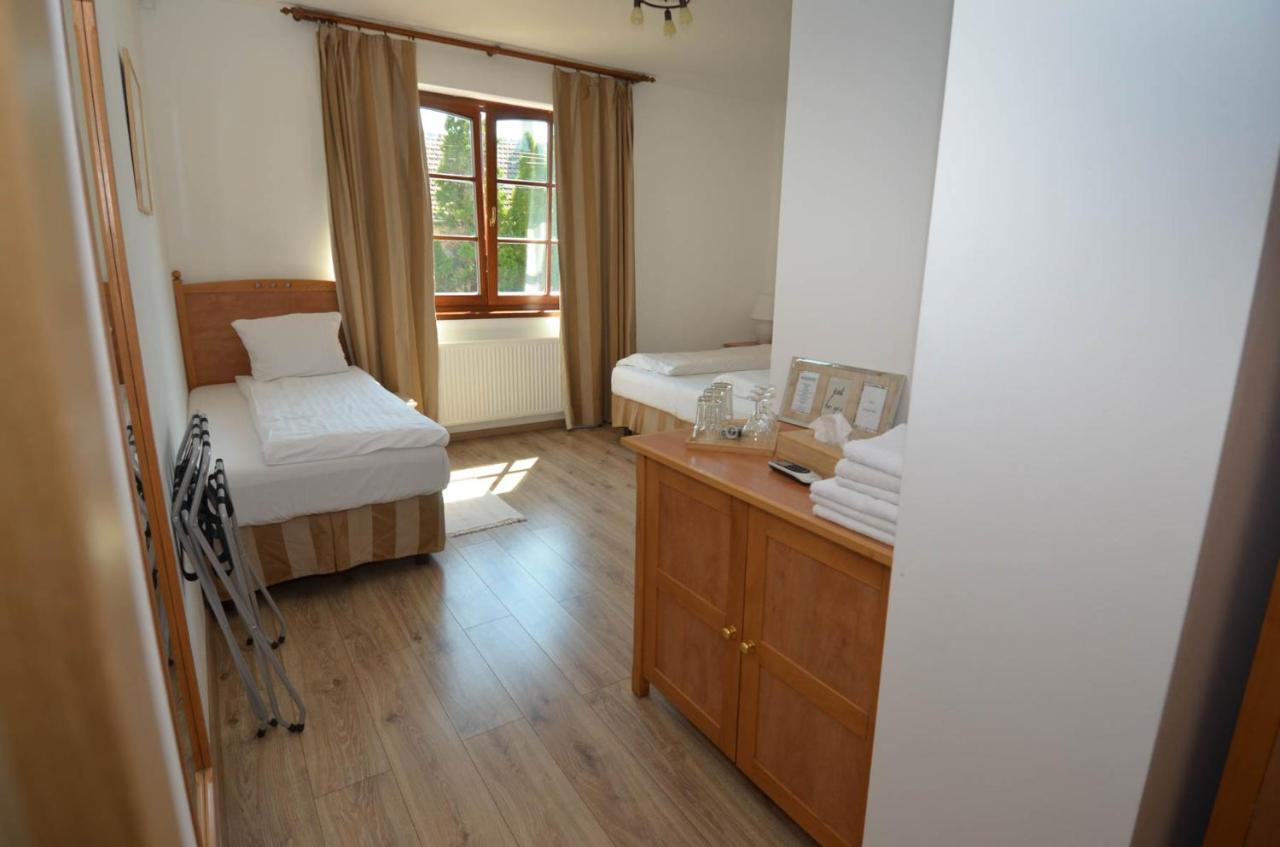 Buzas Pince Vendeghaz Hotel Ecsed Exterior photo
